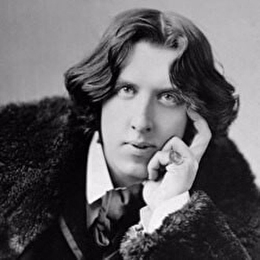 Oscar Wilde'ın beylik bir aforizması var. Der ki üstad, "yazar, akıntıya karşı yüzmesini bilen adamdır."