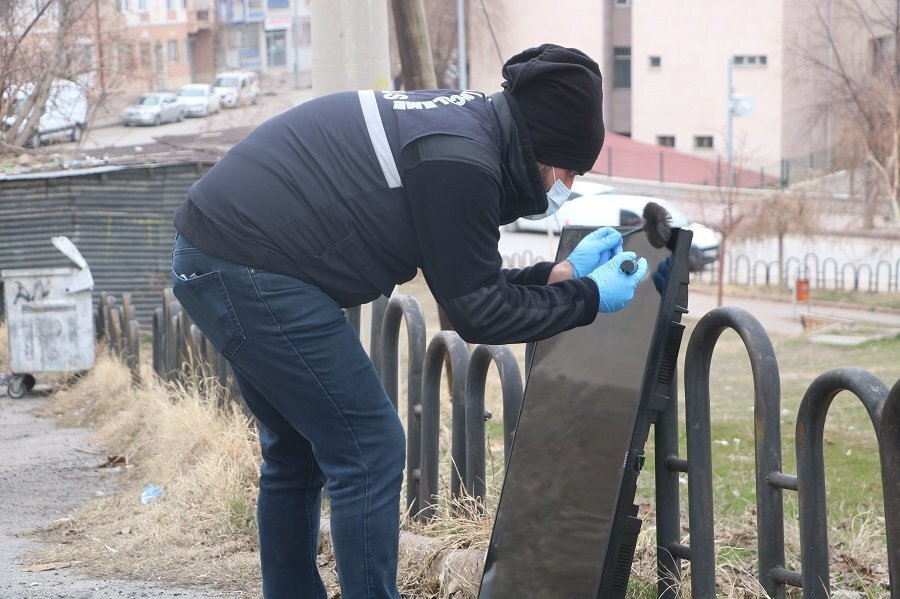 Polis aldığı parmak iziyle hırsızı yakaladı