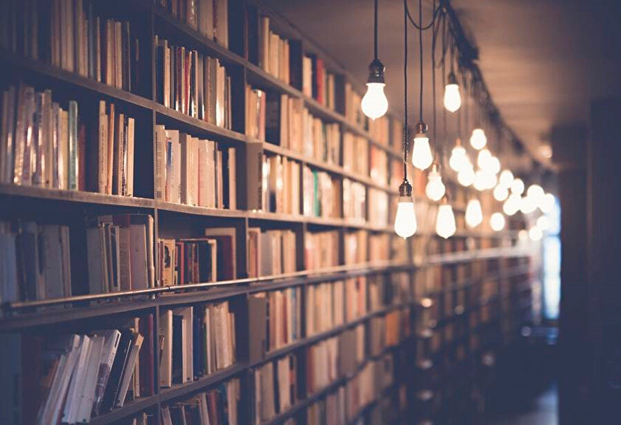 Zorunlu eğitimin muadili belki de alternatif eğitim değil de eğitimin olmadığında ve deneyimin nasıl bir sarhoşluğa ve hakikat kaybına işaret ettiğinde saklıdır belki de.