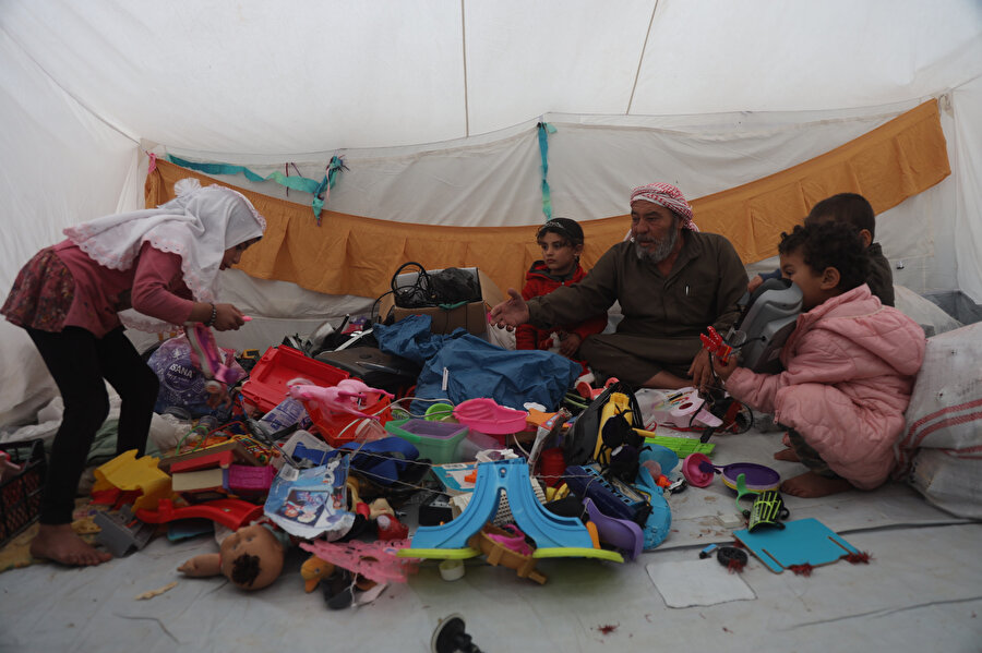 Köyünden göç etmek zorunda kalan Muhammed Hatip, ikinci el oyuncak ve elbise satarak torunlarının geçimini sağlamaya çalışıyor.