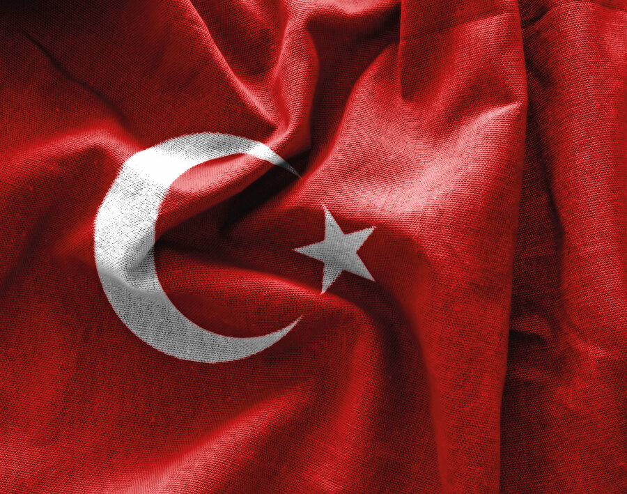 "İstiklâl Marşı" öyle bir metindir ki, Türkiye'yi teşkil eden halkın bütününün benimseyeceği unsurlar ihtiva eder. Aslında Mehmed Âkif böyle bir sonuç da gözetmemiştir. O düşündüğü, inandığı gibi yazmıştır. Bilhassa, 1924'ten sonra uygulanan politikalar bu ülkenin halkının inanç ve değerlerinin geniş ölçüde dışlanması anlamına geliyordu. O yüzden geniş halk kitleleri bilhassa kendini inanç boyutu ile tanımlayanlar ülkeye bağlılıklarını İstiklâl Marşı ile ifade etmişlerdir. Kendilerini Anayasa ve kanun metinlerinde değil, İstiklâl Marşı'nın metninde bulmuşlardır.