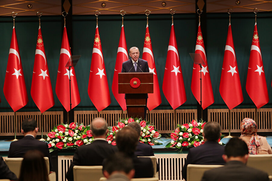 Cumhurbaşkanı Erdoğan açıklamalarda bulunurken