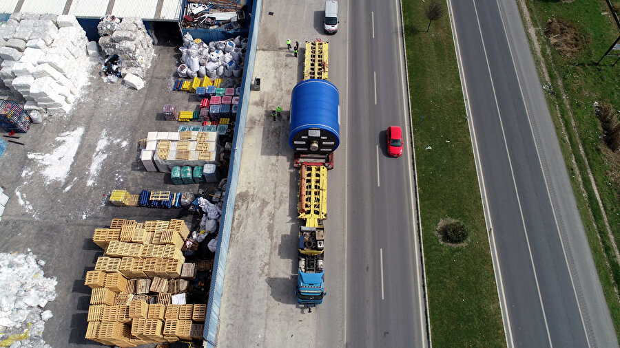 90 tekerlekli TIR'ın zorlu yolculuğu: 147.5 tonluk yükünü 250 kilometre mesafeye üç günde ulaştırdı