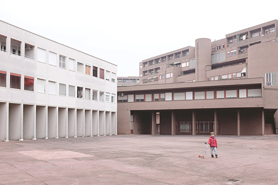 Monte Amiata Kompleksi, 1967. Soldaki beyaz yapı Rossi’nin tasarımı, sağdakiler ise Aymonino’ya ait. 