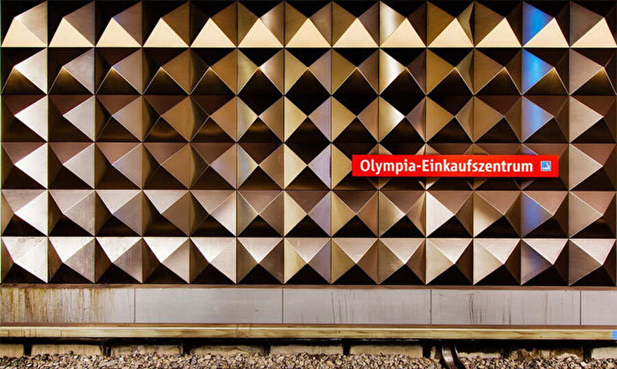 Olympia Einkaufszentrum durağındaki piramitlerin yakından görünümü.