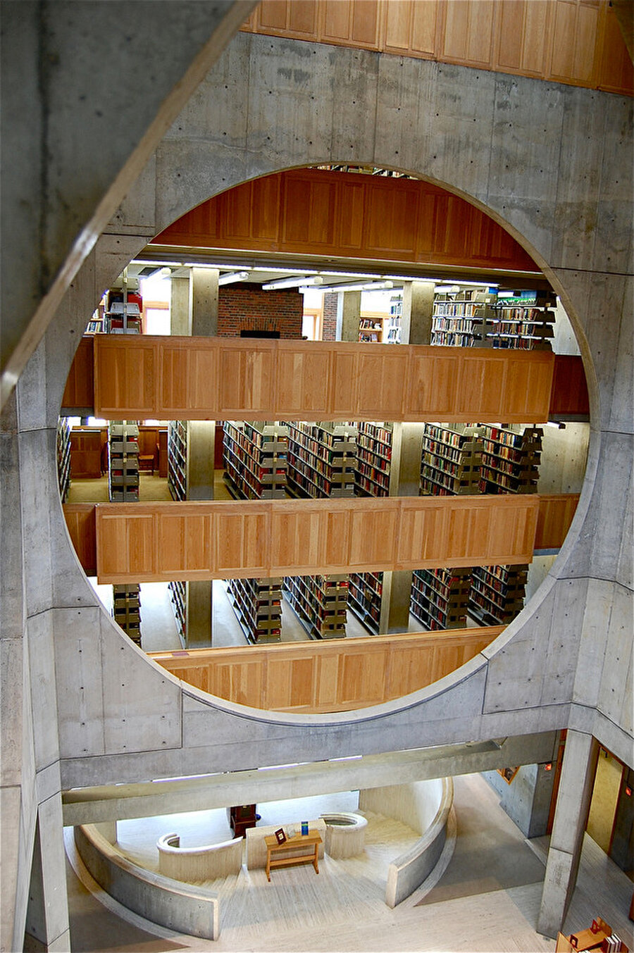 Donatı elemanları, yapının tasarım şemasına uygun olarak yerleştiriliyor.