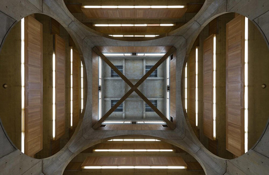 Louis Kahn, mekan içerisinde kullanılan yapay aydınlatma elemanlarını, alanların kullanım biçimlerine ve mekan içerisinde bulunan imgesel objelere uygun olarak tasarlıyor.
