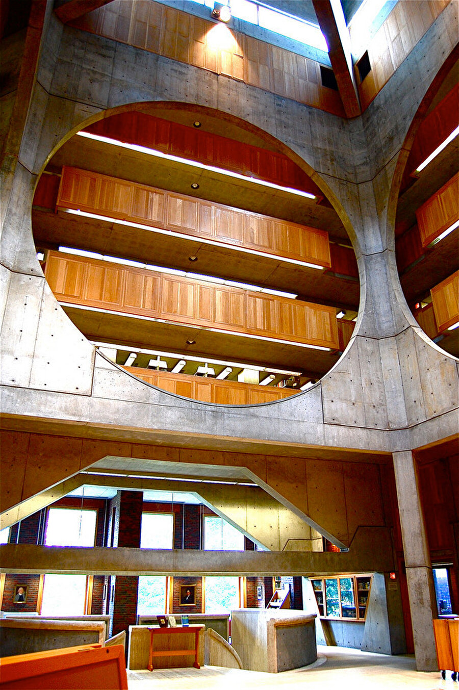 Louis Kahn, ölçek anlamında büyük yapılar yapsa da boşluk ve ışık oyunlarıyla kullanıcının içeride kaybolmamasını sağlıyor.