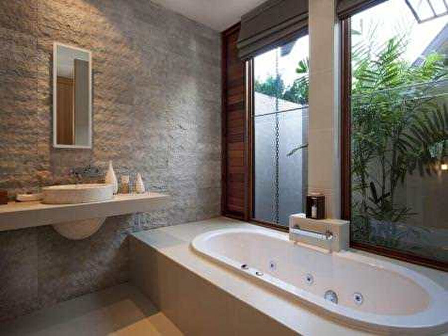 Aklına tek bir yer geliyor: Banyo. Bir tek orada yalnız kalabilir.