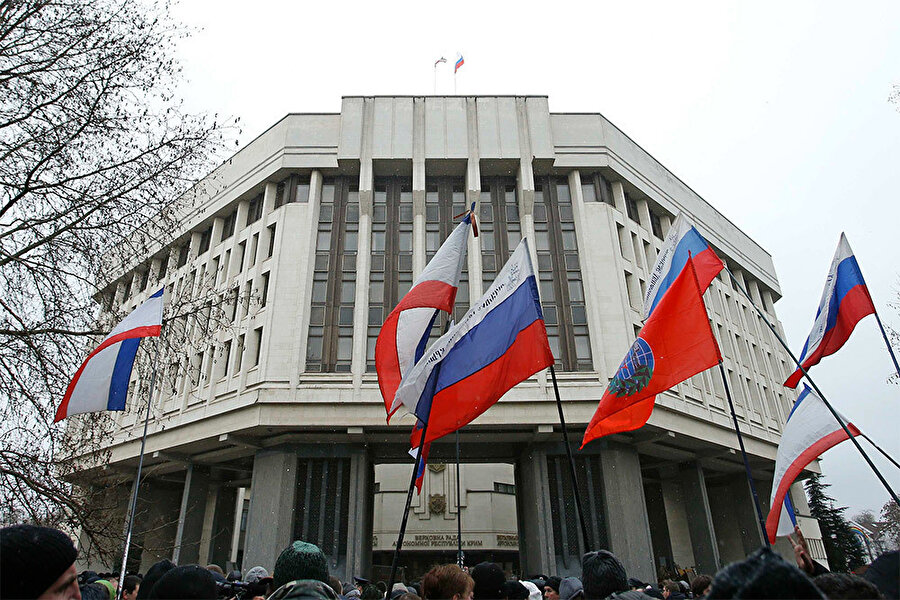 400 civarında Rusya yanlısı, Kırım Parlamentosunu bastı.