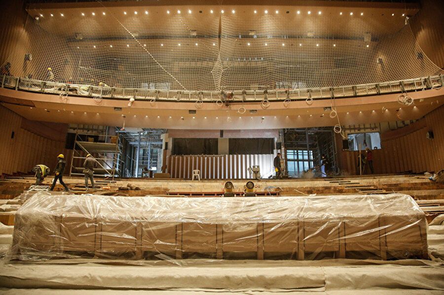 Taksim'de inşa edilen AKM'de son durum: Koltuklar takılıyor, iskele sökülüyor