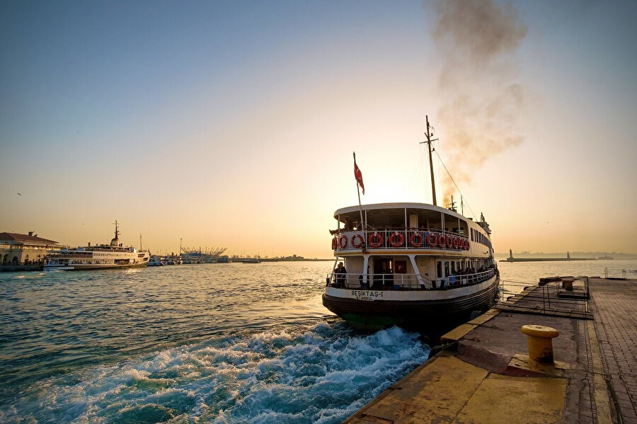 Turnikelerden geçiyorlar, birazdan belki de “Caner Gönyeli” vapuru gelecek.