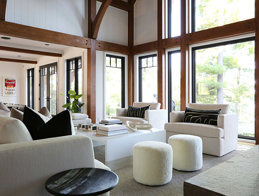Ahşap geçişler ve beyaz renkli mobilyalar sıcak bir ortam oluşturuyor.
