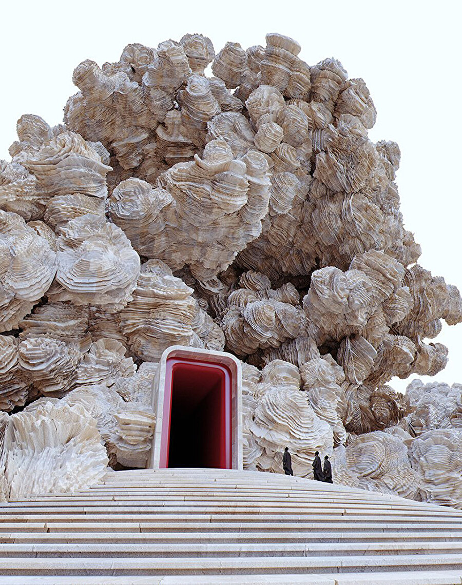 Gövdesi canlı kırmızı bir renkte parlayan mağara, kaya formu ile şekilleniyor.