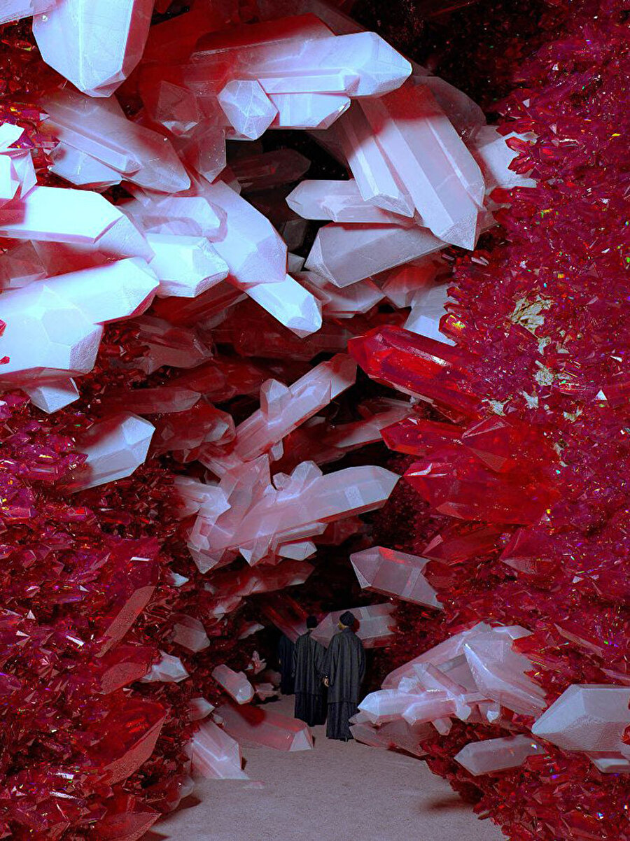 Bir dizi parıldayan, kan kırmızısı kristaller mağara benzeri bir yapı oluşturuyor.