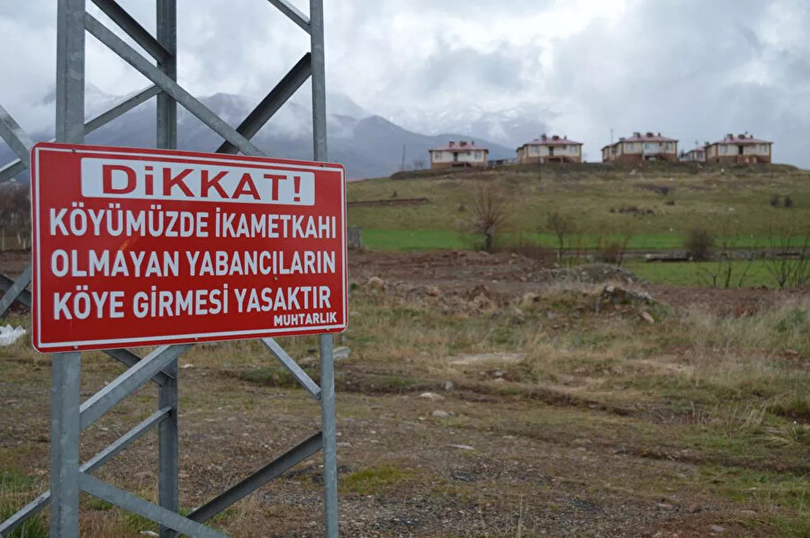 Köyün girişine asılan tabelayla yabancıların köye girmesi engelleniyor