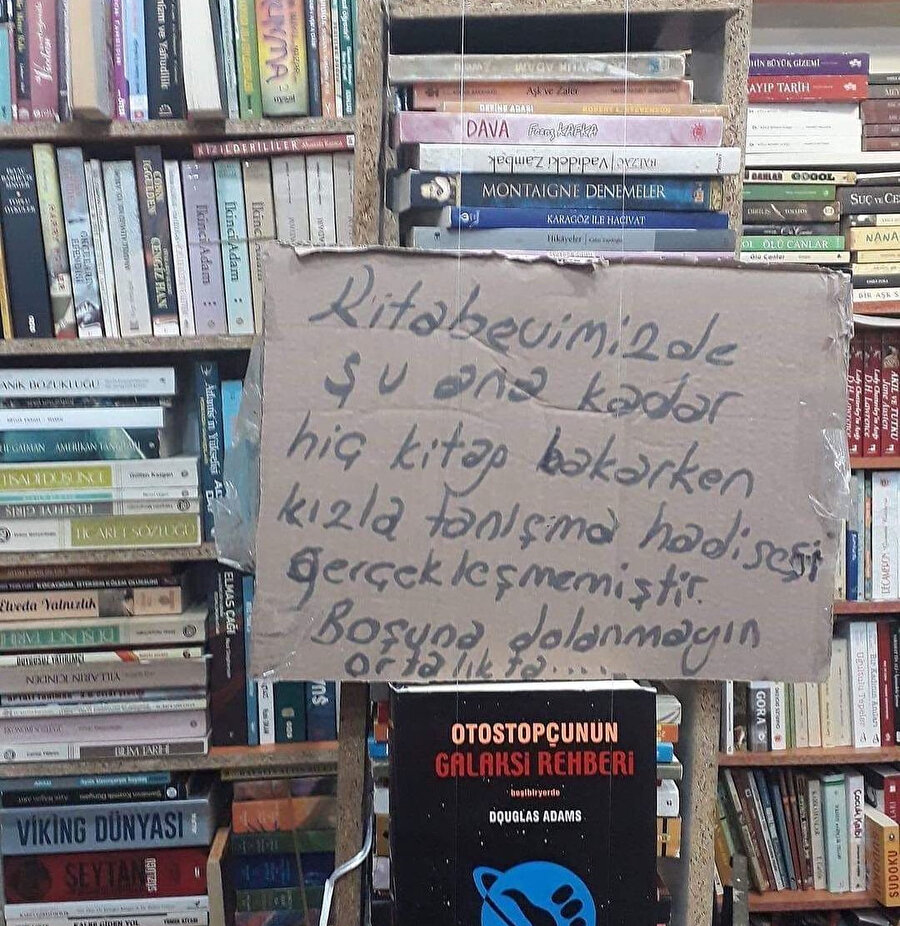 Kitapçı dayı bile bıkmış kitap romantizminden...