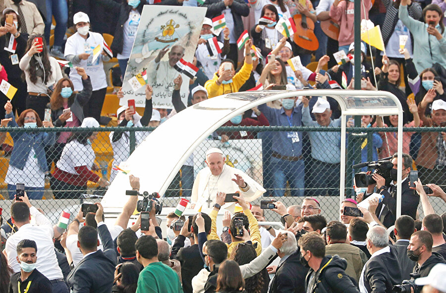 Öncelikli olarak İslâm birleştirici paydasının her hâl ve şartta derinlerde kök salacak teo-politik stratejilere ihtiyacımız var: Neo-Selefiliğe karşı gönülleri fethedecek tasavvufî bir açılım şart. Kürtlerin de, Şam hattına kadar olan bölge Araplarının da, Türklerin de emperyalistlerin teo-politik stratejilerini püskürtecek en güçlü atağımız, gönülleri birleştirmek, bunun için de tasavvufu, tasavvufî hareketleri harekete geçirmek olabilir.