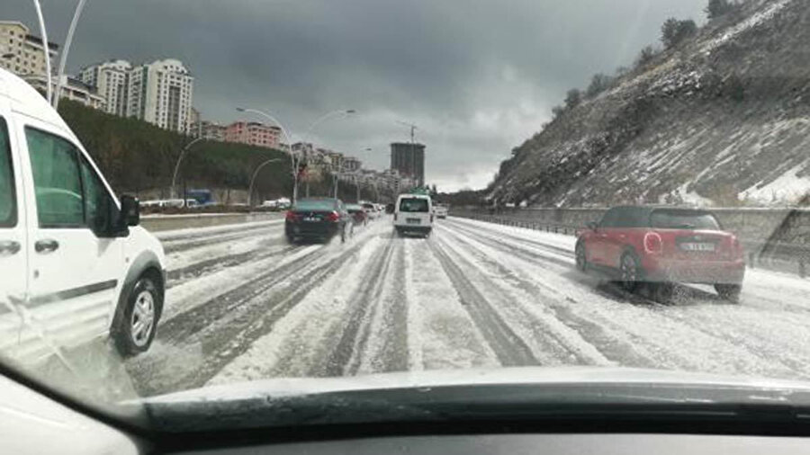 Ankara etkili olan dolu yağışı bir anda her yeri beyaza bürüdü