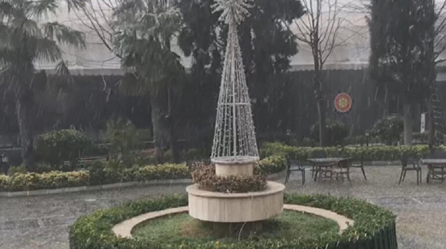 İstanbul'un bazı ilçelerinde dolu yağışı etkili oluyor