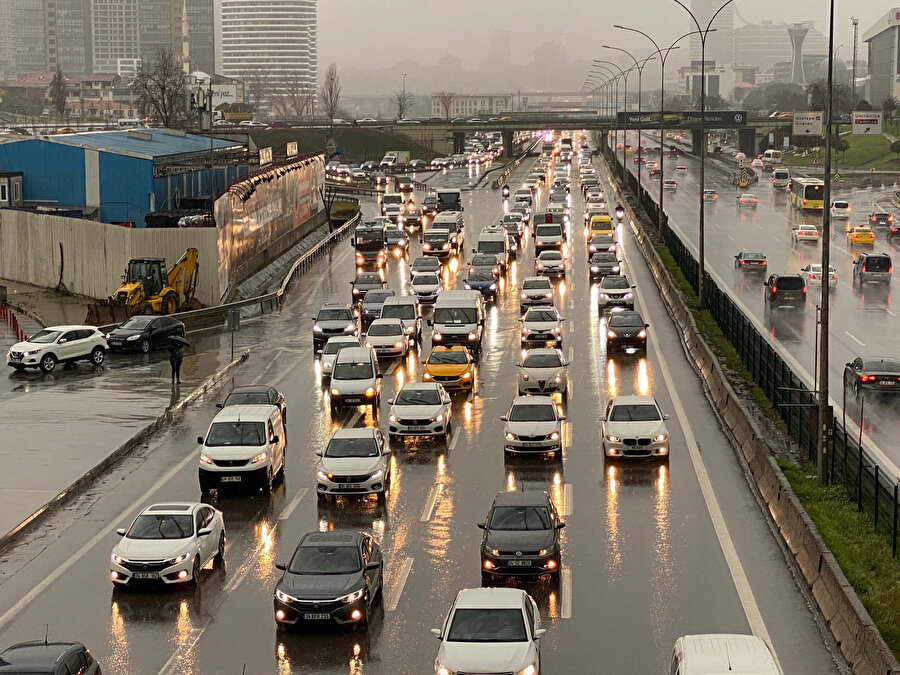 İstanbul'da yağmur ve dolu trafik yoğunluğu yaşanıyor