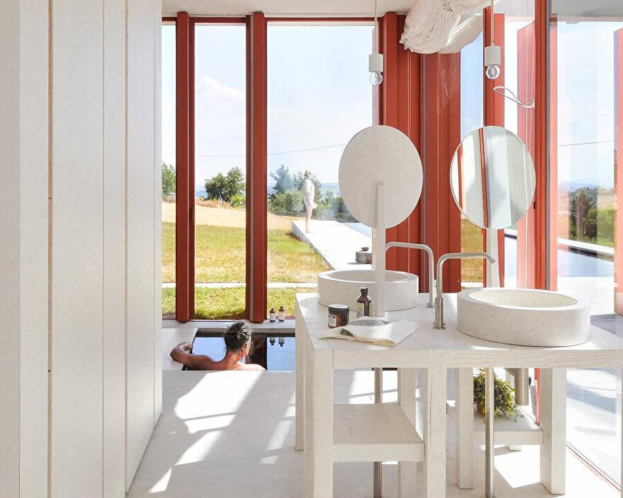 Mobilyalar beyaza boyalı dişbudak ağacından yapılıyor.