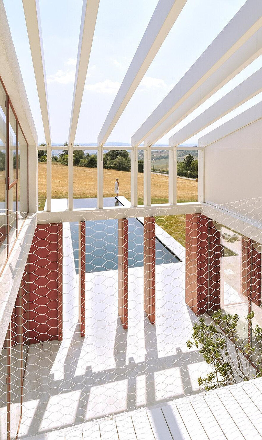 Proje, kış ayları için ısıtma ve yaz aylarında doğal bir soğutma sistemi oluşturan pasif ve biyoklimatik standartlara göre inşa ediliyor. 