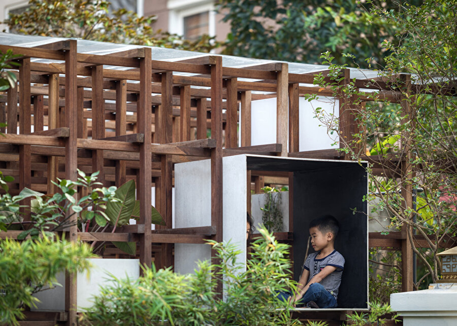 Kütüphanede çocuklar için özel oyun alanları bulunuyor.