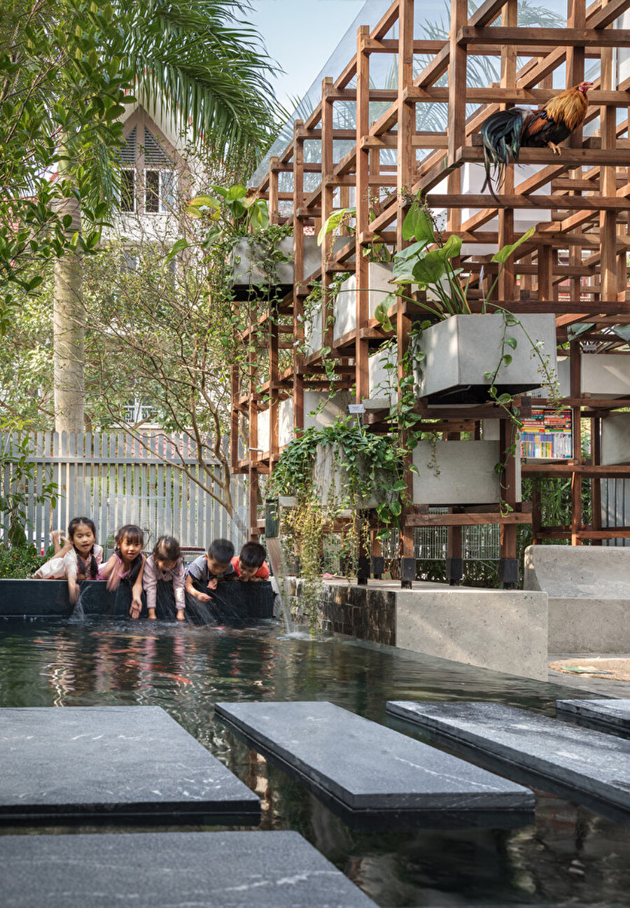 Yapının hemen bitişiğinde, içi Koi balıklarıyla dolu bir gölet bulunuyor.