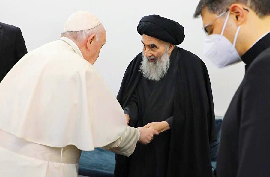 15 dakikada bitmesi planlanan ikili görüşmenin üç mislini aşarak 50 dakikaya dek uzaması muhabbet göstergesi olsa gerek. Nitekim görüşmeye dair en ayrıntılı açıklamayı yapan Bağdat Kardinali Louis Sako’nun aktardıkları da buna işaret ediyor. Sistani, Papa’ya “Fakirlerin yanında olduğunuzu biliyorum ve sizi seviyorum” demiş, Papa da Sistani’ye “Bilgeliğinizi takdir ediyorum ve ben de sizi seviyorum” karşılığını vermiş. Demek ki “Siz bizdensiniz, biz de sizden” afişi bir temenniyi değil, bizzat hakikati yansıtıyor.