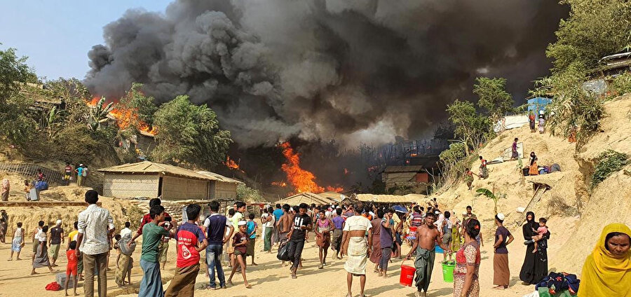 Bangladeş'te Arakanlı mültecilerin kaldığı Cox Bazar'daki Balukhali kampında çıkan yangın sonrası 400 kişiye halen ulaşılamadı.