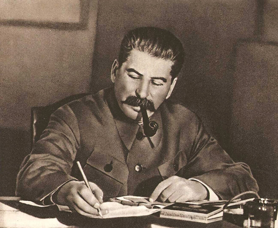 Rusçada ‘demir’ anlamına gelen ‘Stalin’ adını alan Yosif Visaryonoviç Cuğaşvili