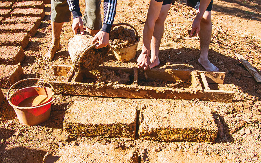 Bugün ev, bir yabancının sığınsınlar diye lütfettiği bir konteyner âdeta, ölene kadar idare edilen bir boşluk, hatta boşluklar. 
