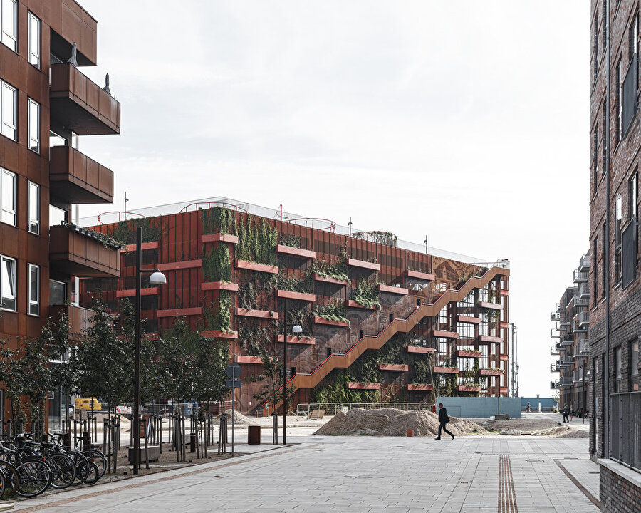 Merdivenler, Paris'teki ikonik Centre Pompidou'nun dış cephesindeki basamaklardan esinlenerek tasarlanıyor.