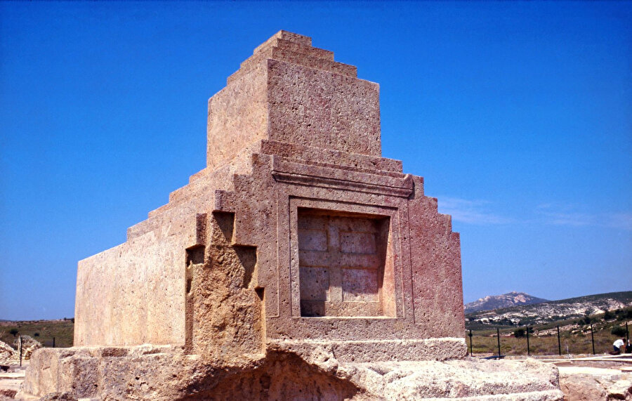 Pers Mezar Anıtı