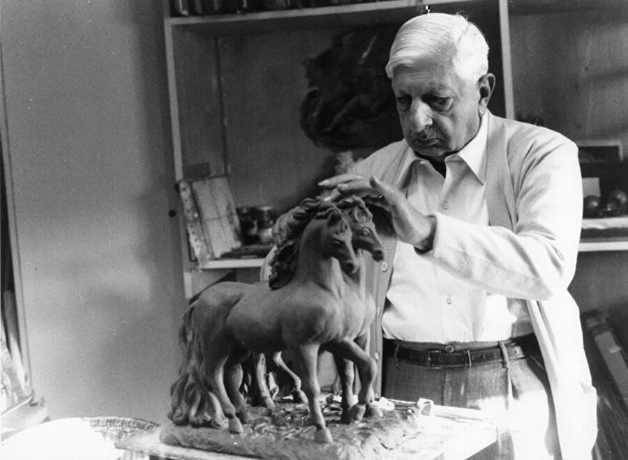 De Chirico, Roma’daki evinin stüdyosunda “Ancient Horses” heykeli üzerinde çalışırken, 1960’lar.