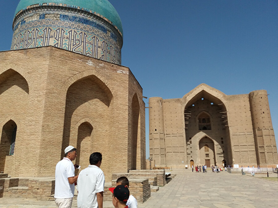 Yeni Türkistan'ın mimarisinde Doğu ve geleneksel Kazak motifleri dikkati çekiyor.