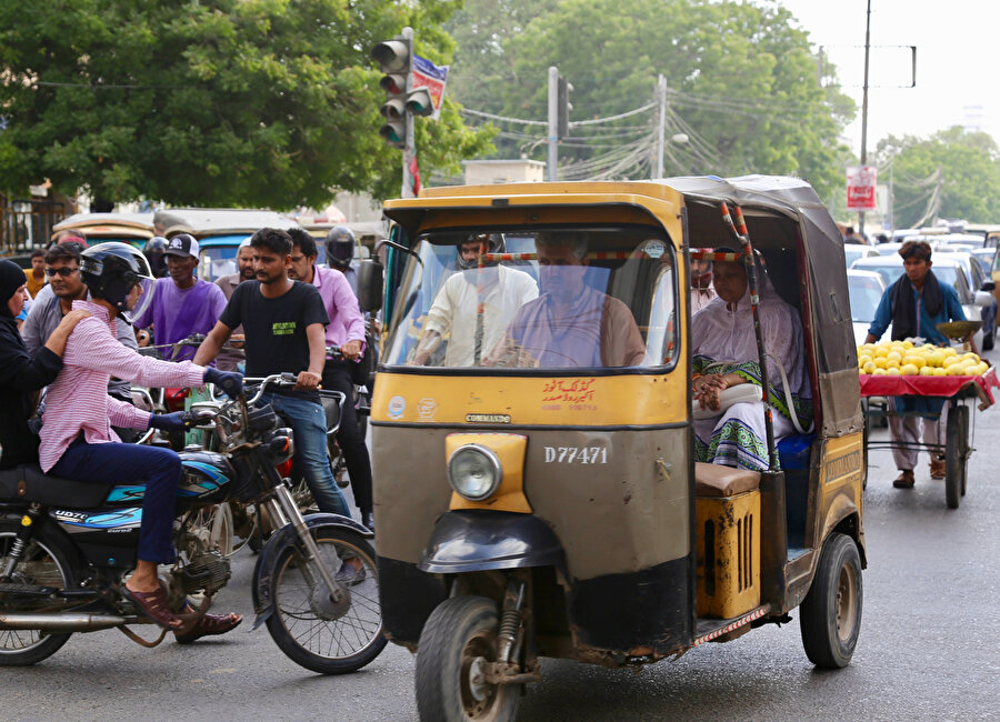 Pakistan sokaklarında bir Rikşa taksisi. 