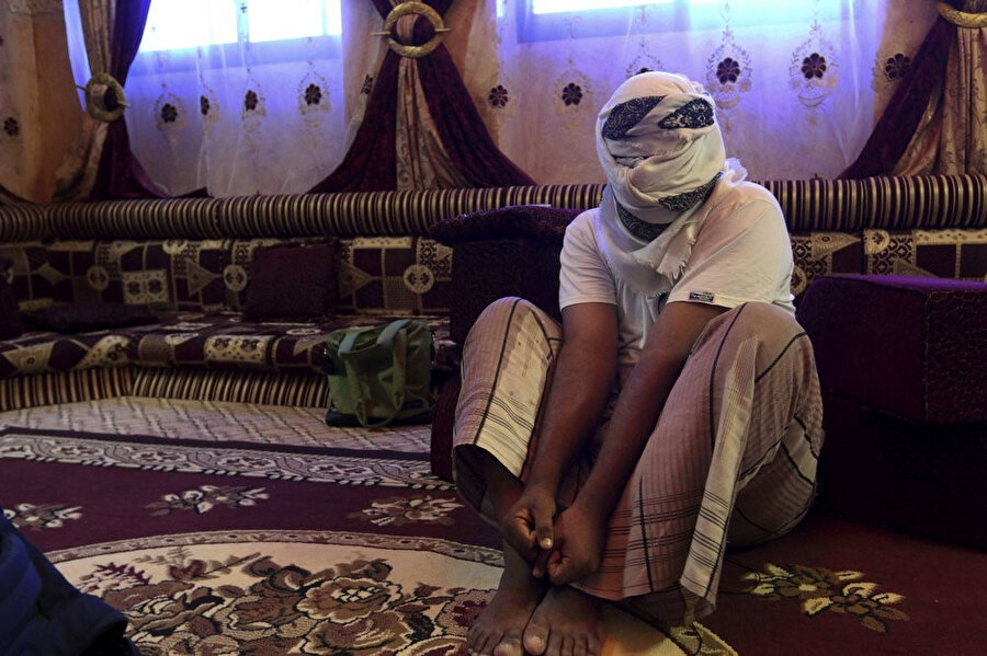 Birleşik Arap Emirlikleri’nin yeraltındaki bir hapishanesinde işkenceye maruz kalan bir Yemenli, elleri ve ayaklarından nasıl bağlandığını tasvir ediyor. Yüzünü kapatmasının sebebini de tanınarak benzer bir muameleye tekrar maruz kalma endişesi meydana getiriyor (Kaynak: Associated Press)