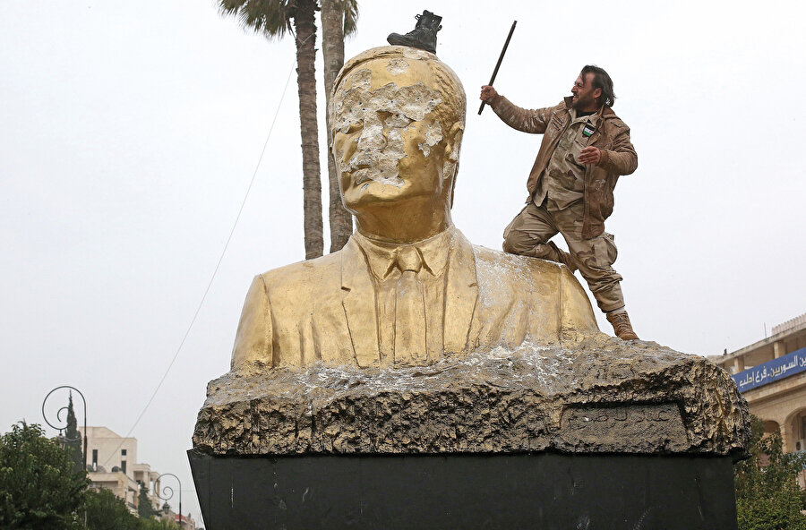 Savaşın 10. yılında petrolün ana yurdu Orta Doğu’yu bölüp yönetmek isteyen güçler hedeflerine ulaşamadı. Hatta yaktıkları ateşte kendileri de yanmaya devam ediyor. Kapılarına dayanan mültecilerin durumu Avrupa’yı endişelendirmeye devam ediyor. Esed rejimi bölgesindeki ekonomik kriz ise gittikçe derinleşiyor. Yüksek enflasyon nedeniyle Ocak 2021 sonunda 5 bin liralık yeni banknot basan Esed rejimi, kontrol ettiği bölgelerde halkın temel ihtiyaçlarını bile karşılamıyor. 