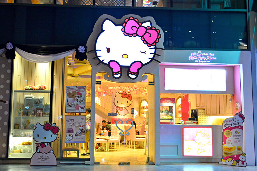 2008 yılında Japonya Hello Kitty’yi turizm elçisi olarak seçti ve dünyanın en sevimli elçisi olarak tebrikleri kabul etti.