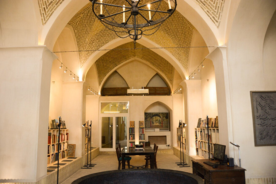 Ne zaman İran’la ilgili bir şeyler yazmak istesem içimdeki gizli oryantalistin yüzünü göstereceğinden endişe eder, bilinçaltımdan satır aralarına süzülmesi muhtemel ifade kalıplarından korkarım. 