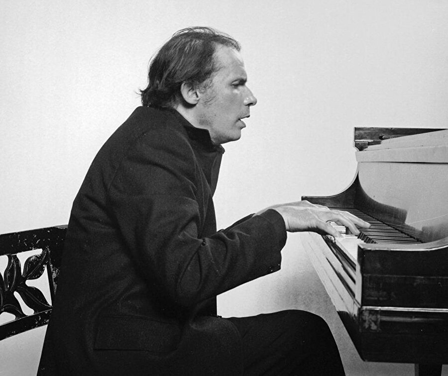 Yok, Glenn Gould’un piyanosu, yok Hacı Taşan’ın bozlağı. Neymiş... Toprakmış. 