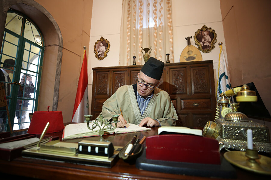 Musul Başkonsolosu Mehmet Küçüksakallı da Musul'un yöresel kıyafetlerini giyerek merkezdeki anı defterini imzaladı.