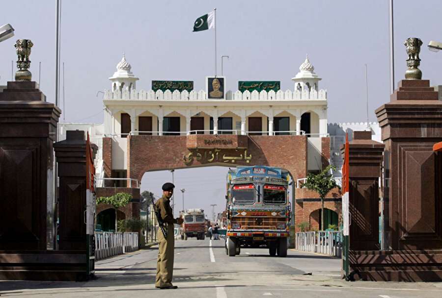 Pakistan’ın bu adımı, Hindistan Başbakanı Narendra Modi ve Pakistan Başbakanı İmran Han’ın karşılıklı mektuplaşmalarının ardından geldi.