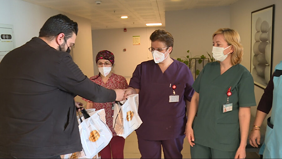 Osmanlı Saray Kadayıfı sağlık çalışanlarına ve emniyet güçlerine tatlı ikram etti