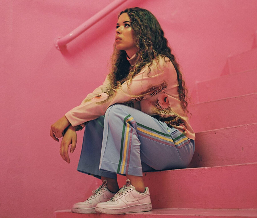 Nilüfer Yanya, İngiliz şarkıcı ve söz yazarıdır.