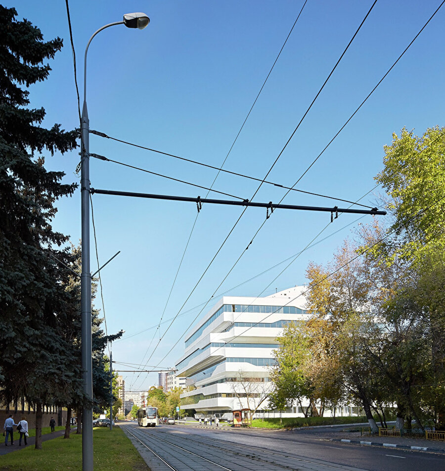 Dominion ofis binası, tramvay ve troleybüs duraklarının ve Moskova metrosunun Lyublinskaya hattı üzerindeki Dubrovka istasyonunun yakınında bulunuyor.