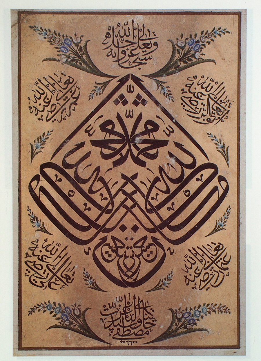 Kazasker Mustafa İzzet Efendi, celî sülüs yazısı. Döneminin farklı bir tasarımıyla yazılmış bir örnek.