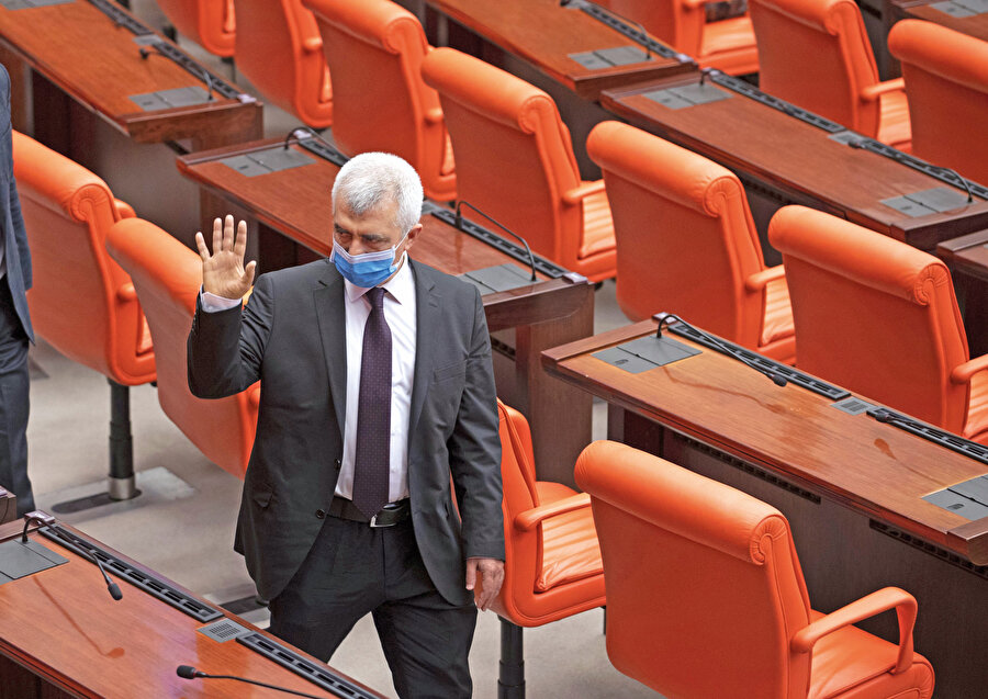  Bir yalan makinesi olan Gergerlioğlu, artık TBMM çatısı altında yalanlarını yayamayacak. FETÖ ve PKK’nın kullanışlı elemanı olamayacak. Vekilliği düşürülen Gergerlioğlu’na kaçak FETÖ’cülerin desteği de gecikmedi. Firari Tarık Toros, Ahmet Dönmez, Akın İpek, Emre Uslu, Said Sefa, PKK imamı Bahattin Karataş, Örgütün eski ABD “imamı” İsmail Nazlı destek verenlerden bazıları. HDP’yi arayarak destek sunan Kemal Kılıçdaroğlu, Abdullah Gül, Ahmet Davutoğlu, Ali Babacan, Ekrem İmamoğlu, her zaman olduğu gibi yine Türkiye karşıtlığında buluştu. 